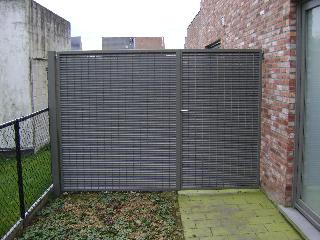 blinddicht vanaf de straat maar omgekeerd kan je wel zien, zeer sterke poort.JPG